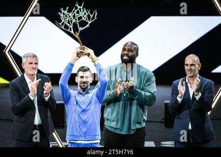 Paris, Frankreich, Frankreich. November 2023. Der Präsident des französischen Tennisverbandes (FFT) Gilles MORETTON, Novak DJOKOVIC aus Serbien feiert seinen Sieg mit der Trophäe Teddy RINER und Cedric PIOLINE Turnierdirektor am 7. Tag des Rolex Paris Masters 2023, ATP Masters 1000 Tennis Turniers in der Accor Arena am 5. November 2023 in Paris, Frankreich. (Kreditbild: © Matthieu Mirville/ZUMA Press Wire) NUR REDAKTIONELLE VERWENDUNG! Nicht für kommerzielle ZWECKE! Quelle: ZUMA Press, Inc./Alamy Live News Stockfoto