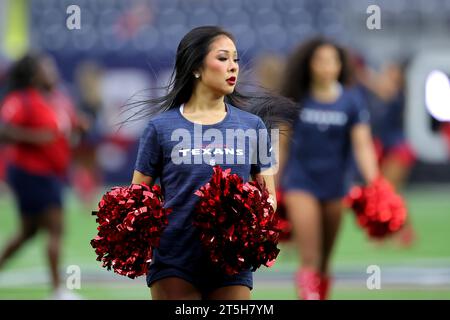 Houston, Texas, USA. November 2023. Ein Houston Texans Cheerleader tritt vor dem Spiel zwischen den Houston Texans und den Tampa Bay Buccaneers am 5. November 2023 im NRG Stadium in Houston, Texas, auf. (Kreditbild: © Erik Williams/ZUMA Press Wire) NUR REDAKTIONELLE VERWENDUNG! Nicht für kommerzielle ZWECKE! Stockfoto