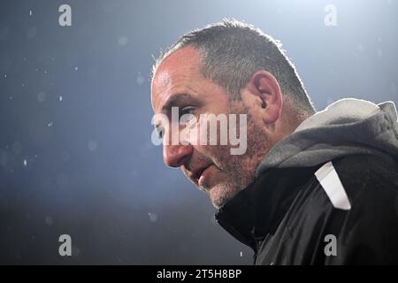 Heidenheim, Deutschland. November 2023. Fußball: Bundesliga, 1. FC Heidenheim - VfB Stuttgart, Spieltag 10, Voith-Arena. Heidenheim-Trainer Frank Schmidt vor dem Spiel. Hinweis: Harry langer/dpa – WICHTIGER HINWEIS: gemäß den Vorschriften der DFL Deutscher Fußball-Liga und des DFB Deutscher Fußball-Bundes ist es verboten, im Stadion und/oder des Spiels aufgenommene Fotografien in Form von sequenziellen Bildern und/oder videoähnlichen Fotoserien zu verwenden oder zu nutzen./dpa/Alamy Live News Stockfoto