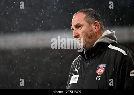 Heidenheim, Deutschland. November 2023. Fußball: Bundesliga, 1. FC Heidenheim - VfB Stuttgart, Spieltag 10, Voith-Arena. Heidenheim-Trainer Frank Schmidt vor dem Spiel. Hinweis: Harry langer/dpa – WICHTIGER HINWEIS: gemäß den Vorschriften der DFL Deutscher Fußball-Liga und des DFB Deutscher Fußball-Bundes ist es verboten, im Stadion und/oder des Spiels aufgenommene Fotografien in Form von sequenziellen Bildern und/oder videoähnlichen Fotoserien zu verwenden oder zu nutzen./dpa/Alamy Live News Stockfoto