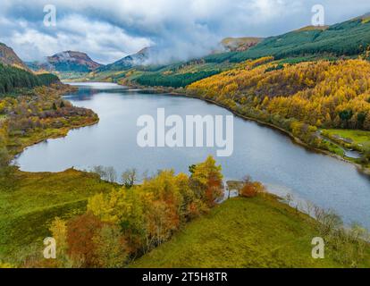 Luftaufnahme der Herbstfarben neben Loch Lubnaig in den Trossachs, Schottland, Großbritannien Stockfoto