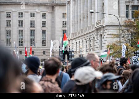 Washington, DC - 11-4-2023: Palästinensische Demonstranten an Straßenlaternen Stockfoto