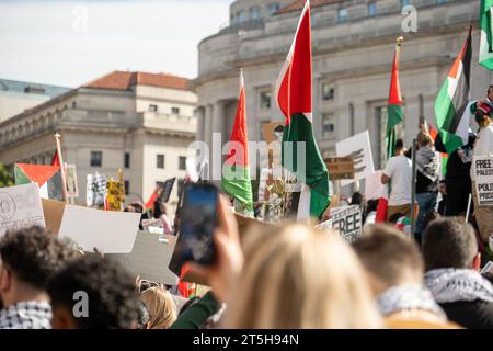 Washington, DC - 11-4-2023: Palästinensische Flaggen bei einem Pro-Palästina-Marsch Stockfoto