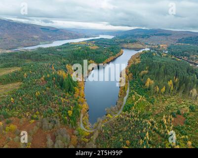 Luftaufnahme von Loch Drunkie in den Trossachs im Herbst in Schottland, Großbritannien Stockfoto