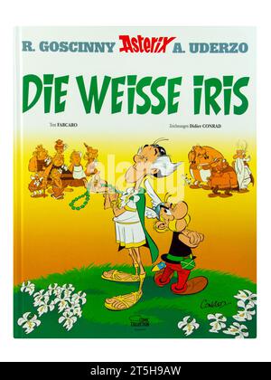 Hamburg – 5. November 2023: Deutsche Asterix-Comic-Sammlung isoliert auf weißem Hintergrund die Weiße Iris Stockfoto