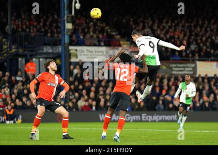 Liverpool-Spieler Darwin Nunez (rechts) versucht während des Premier League-Spiels in der Kenilworth Road, Luton, einen Vorsprung in Richtung Tor. Bilddatum: Sonntag, 5. November 2023. Stockfoto