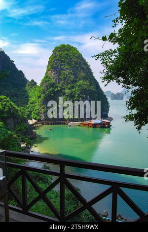 Pier an der Hang Sung SOT Höhle in der Halong Bay. Vietnam Stockfoto