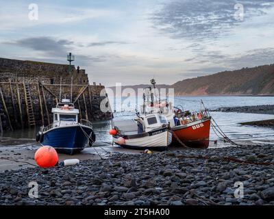 CLOVELLY, DEVON, ENGLAND - 2. MAI 2023: Boote im Hafen von Clovelly, einem kleinen Dorf an der Atlantikküste, Devon, England Stockfoto