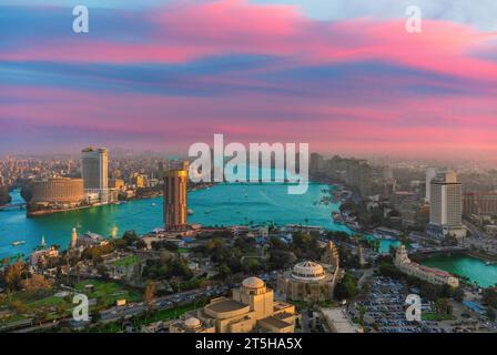 Exklusives Panorama bei Sonnenuntergang aus der Luft über das Zentrum von Kairo, den Nil und die Brücken, Ägypten Stockfoto