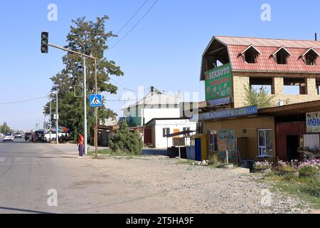 20. August 2023: Toktogul, Kirgisistan in Zentralasien: Streetlife in einem kleinen Dorf Stockfoto