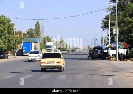 20. August 2023: Toktogul, Kirgisistan in Zentralasien: Streetlife in einem kleinen Dorf Stockfoto