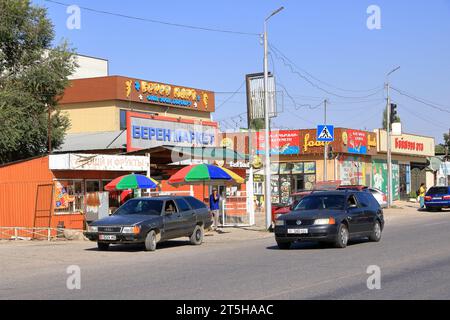 20. August 2023: Toktogul, Kirgisistan in Zentralasien: Streetlife in einem kleinen Dorf Stockfoto