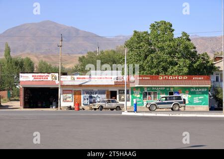 20. August 2023: Toktogul, Kirgisistan in Zentralasien: Streetlife in einem kleinen Dorf Stockfoto