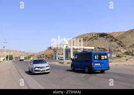 21. August 2023: Taschkomür, Kirgisistan in Zentralasien: Straße neben dem Fluss Naryn in der Nähe des Toktogul-Stausees an der Bishkek-Osh-Autobahn Stockfoto