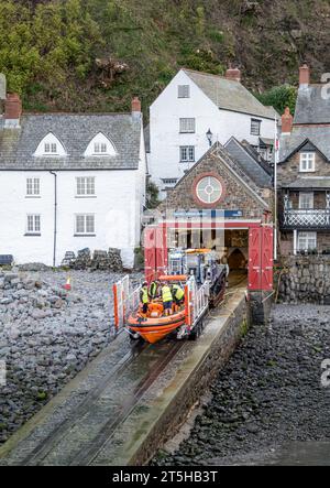 CLOVELLY, DEVON, ENGLAND - 2. MAI 2023: Die RNLI-Rettungsbootstation in Clovelly, North Devon, England. Stockfoto