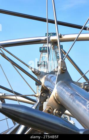 Ein Abstrakter Blick Auf Den Singapore Flyer Von Der Double Helix Bridge, Marina Bay, Singapur. Stockfoto