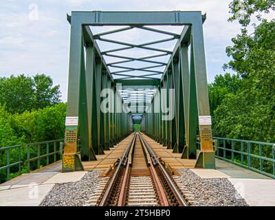 Eisenbahnbrücke über den Fluss Tisza bei Algyo in Ungarn. Die Schrift: Die Brücke zu überqueren ist verboten und gefährlich Stockfoto