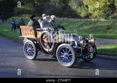 1901 Mors mit der Zulassung RAC 1 nahm 2023 an der Rennstrecke London nach Brighton Teil Stockfoto