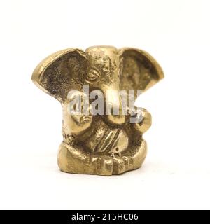 lord ganesh von der hinduistischen Religion goldene Statue Segen, Zerstörer des Bösen und Gott der Weisheit isoliert in einem weißen Hintergrund Stockfoto