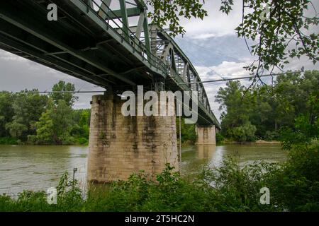 Eisenbahnbrücke über den Fluss Tisza bei Algyo in Ungarn Stockfoto