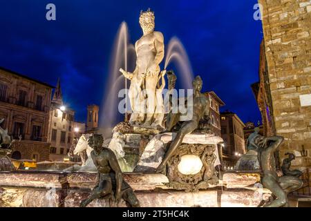 Der Stadtplatz rund um den Fontana del Nettuno wird während der blauen Stunde lebendig; die Piazza della Signoria in Florenz, Italien. Stockfoto