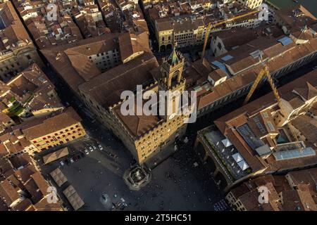 Blick aus der Vogelperspektive auf den Palazzo Vecchio in Florenz, Italien, kurz vor Sonnenuntergang. Stockfoto