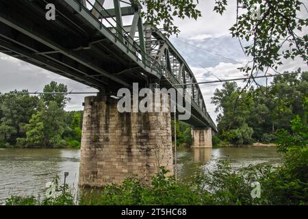 Eisenbahnbrücke über den Fluss Tisza bei Algyo in Ungarn Stockfoto