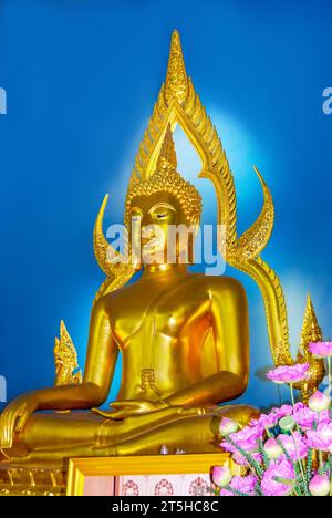 Eine Statue eines sitzenden Buddhas im Marmortempel, auch bekannt als Wat Benhamabofit in Bangkok. Thailand Stockfoto