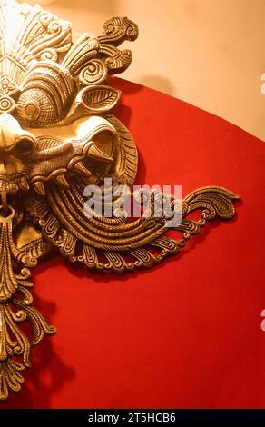 Eine antike, mit Löwendrachen gesicherte Stammesmaske aus Bronze, ein orthodoxes Symbol, das vor bösen Augen schützt, die am Eingang g gehängt und ausgestellt sind Stockfoto