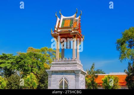 Ein kleiner Glockenturm im Marmortempel, auch bekannt als Wat Benhamabophit in Bangkok. Thailand Stockfoto