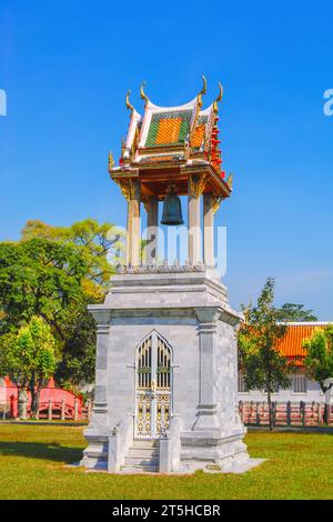 Ein kleiner Glockenturm im Marmortempel, auch bekannt als Wat Benhamabophit in Bangkok. Thailand Stockfoto