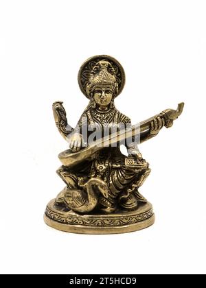 Messingstatue von Saraswathi, Göttin des Wissens, der Kunst, der Musik, der Natur und der Weisheit, die auf einem Lotus in der Nähe eines Schwans sitzt, der Veenainstrument spielt Stockfoto