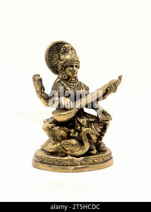 Messingstatue von Saraswathi, Göttin des Wissens, der Kunst, der Musik, der Natur und der Weisheit, die auf einem Lotus in der Nähe eines Schwans sitzt, der Veenainstrument spielt Stockfoto