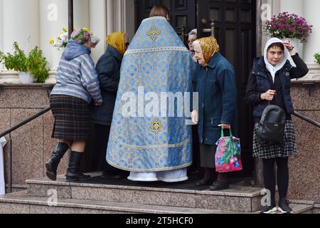 Orthodoxe christliche Priester und Gläubige sind an der Eingangstür der Kirche der Heiligen Gleichgesinnten der Apostel Großherzogin Olga in Zaporischzhia zu sehen. Der 4. November ist der Festtag der kasanischen Ikone der Mutter Gottes. Die kasanische Ikone der Mutter Gottes ist eine verehrte wundersame Ikone der Mutter Gottes, die 1579 in Kasan (Russland) erschien. Eine der verehrtesten Ikonen der Russisch-Orthodoxen Kirche. Die kasanische Ikone der Mutter Gottes wird für spirituelle Erleuchtung gebetet, einschließlich der Suche nach dem richtigen Weg im Leben, um Hilfe bei der Wahl der richtigen Entscheidung in einer schwierigen Situation Stockfoto