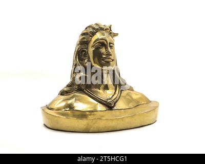 Glänzendes goldenes Idol des Herrn shiva der hinduistischen Religion, antikes Nachbau-Modell handgefertigt aus Messing auf Basis einer Adiyogi-Statue, für Auto-Armaturenbrett isoliert Stockfoto