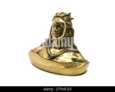 Glänzendes goldenes Idol des Herrn shiva der hinduistischen Religion, antikes Nachbau-Modell handgefertigt aus Messing auf Basis einer Adiyogi-Statue, für Auto-Armaturenbrett isoliert Stockfoto