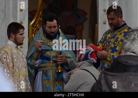 Orthodoxe christliche Priester und Gläubige werden während der Eucharistiefeier nach dem Gottesdienst in der Kirche der Heiligen Gleichgesinnten Olga in Zaporischschschiha gesehen. Der 4. November ist der Festtag der kasanischen Ikone der Mutter Gottes. Die kasanische Ikone der Mutter Gottes ist eine verehrte wundersame Ikone der Mutter Gottes, die 1579 in Kasan (Russland) erschien. Eine der verehrtesten Ikonen der Russisch-Orthodoxen Kirche. Die kasanische Ikone der Mutter Gottes wird für spirituelle Erleuchtung gebetet, einschließlich der Suche nach den Rechten Stockfoto