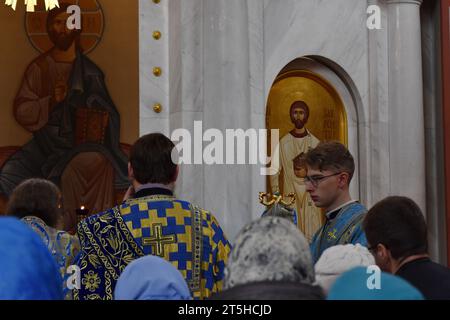 Orthodoxe christliche Priester und Gläubige werden während des Gottesdienstes, der dem Tag der kasanischen Ikone der Mutter Gottes gewidmet ist, in der Kirche der Heiligen Gleichgesinnten Großherzogin Olga in Zaporischzhia gesehen. Der 4. November ist der Festtag der kasanischen Ikone der Mutter Gottes. Die kasanische Ikone der Mutter Gottes ist eine verehrte wundersame Ikone der Mutter Gottes, die 1579 in Kasan (Russland) erschien. Eine der verehrtesten Ikonen der Russisch-Orthodoxen Kirche. Die kasanische Ikone der Mutter Gottes wird für spirituelle Erleuchtung gebetet, einschließlich der Suche nach dem richtigen Weg im Leben Stockfoto