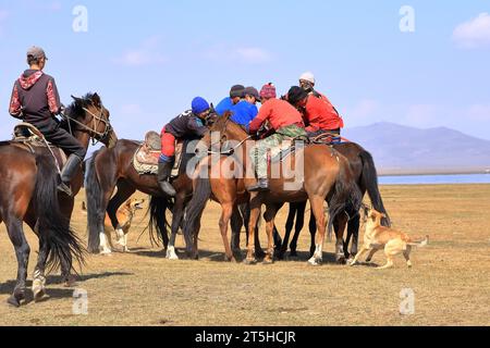 24. August 2023: Song kol Lake in Kirgisistan: Die Einheimischen spielen kok boru (Ulak tartysh), ein traditionelles Pferdewild, mit Lederpuppen statt einer Ziegenkarcas Stockfoto