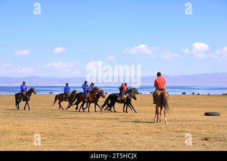 24. August 2023: Song kol Lake in Kirgisistan: Die Einheimischen spielen kok boru (Ulak tartysh), ein traditionelles Pferdewild, mit Lederpuppen statt einer Ziegenkarcas Stockfoto