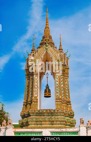 Glockenturm und buddhistische Glocke im Tempel Wat Pro. Bangkok. Thailand Stockfoto
