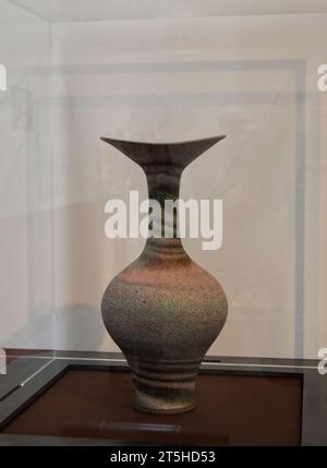 Das Abenteuer der Keramik Ausstellung Kessel Hof, Vase mit ausgestelltem Rand Stockfoto