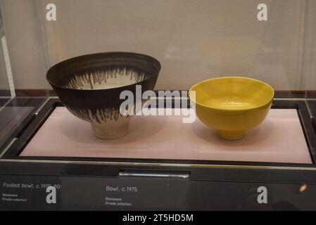 Das Abenteuer der Töpferei Ausstellung, Kessel Yard lucie rie Steingut Schalen Stockfoto