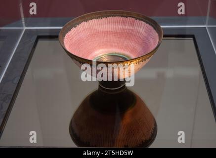 Das Abenteuer der Töpferei Ausstellung, Kessel Hof, lucie rie Schüssel mit geschmolzenem Bronze Rand Stockfoto