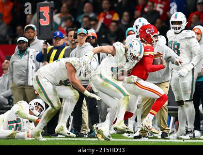 Frankfurt, Deutschland. November 2023. 05. November 2023, Hessen, Frankfurt/Main: American Football: NFL Profi League, Kansas City Chiefs - Miami Dolphins, Hauptrunde, Hauptrundenspiele, Spieltag 9, im Deutsche Bank Park. Quarterback Patrick Mahomes (2. Von rechts) von den Chiefs im Kampf gegen Linebacker Andrew Van Ginkel (M) von den Delfinen. Foto: Arne Dedert/dpa Credit: dpa Picture Alliance/Alamy Live News Stockfoto