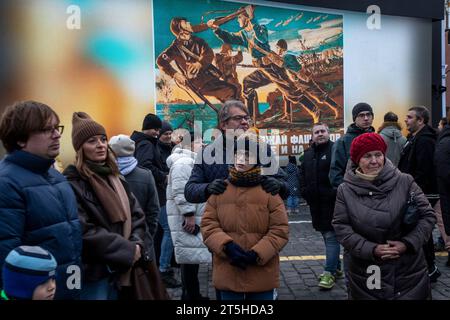 Moskau, Russland. November 2023. Besucher in einem Freilichtmuseum auf dem Roten Platz in Moskau; das Museum wurde anlässlich des 82. Jahrestages der historischen Parade des Roten Platzes am 7. November 1941 eröffnet, als Truppen der Roten Armee an die Front des Zweiten Weltkriegs aufbrachen, um Moskau vor den Nazi-Truppen zu verteidigen. Stockfoto