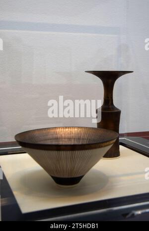 Das Abenteuer der Töpferei Ausstellung Kessel Yard lucie rie Schüssel und Vase Stockfoto