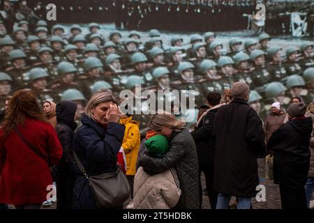 Moskau, Russland. November 2023. Besucher in einem Freilichtmuseum auf dem Roten Platz in Moskau; das Museum wurde anlässlich des 82. Jahrestages der historischen Parade des Roten Platzes am 7. November 1941 eröffnet, als Truppen der Roten Armee an die Front des Zweiten Weltkriegs aufbrachen, um Moskau vor den Nazi-Truppen zu verteidigen. Stockfoto
