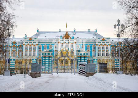 PUSCHKIN, RUSSLAND - 08. MÄRZ 2022: Blick auf das Katharinenpalastgebäude. Zarskoje Selo (Puschkin), Russland Stockfoto