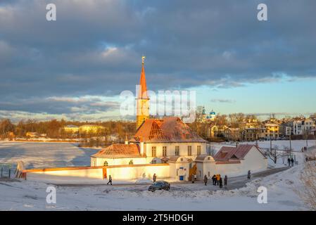 GATCHINA, RUSSLAND - 25. DEZEMBER 2022: Gruppentouristen am Eingang des Priorienpalastes. Gatchina, Region Leningrad Stockfoto